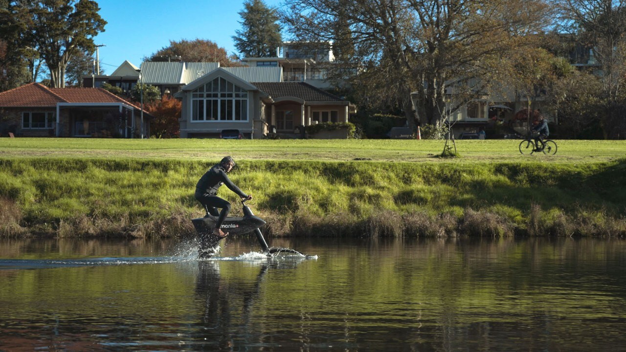 Manta5 Hydrofoiler SL3: l’e-bike per pedalare sull’acqua